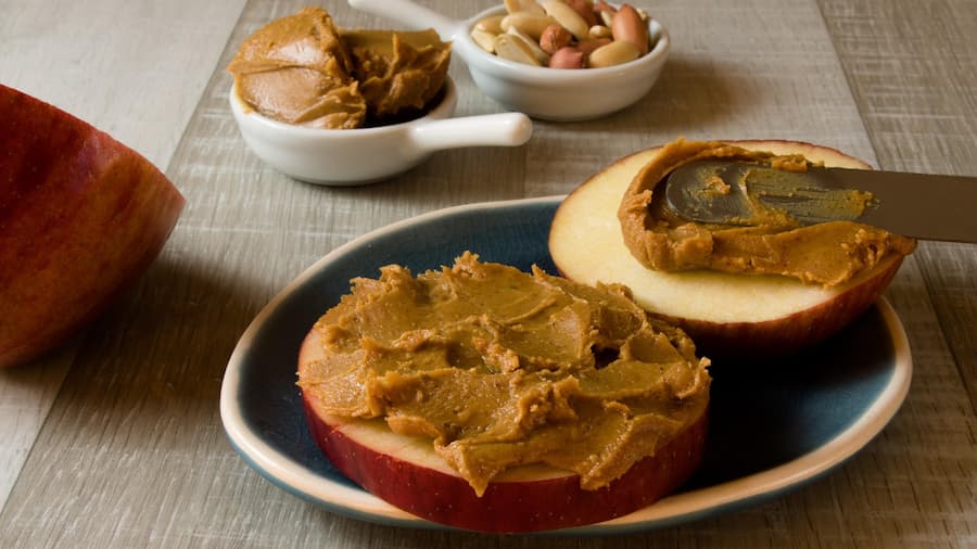 Apple slices with peanut butter