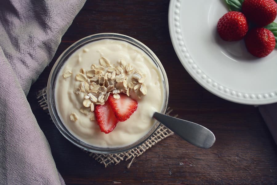 Yogurt with strawberries as a healthy snack for pregnant ladies